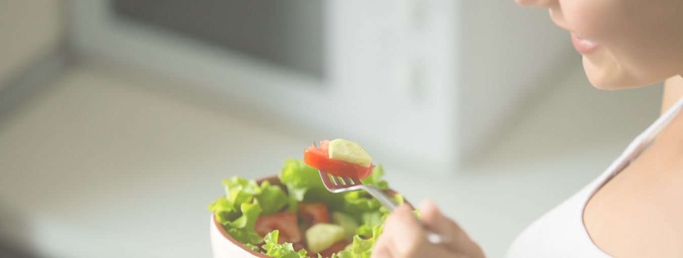 サラダを食べる女性